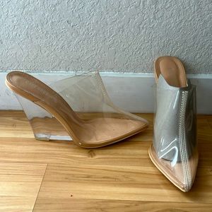 Clear and Neud Cape Robbins